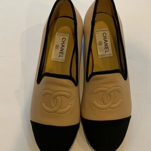 Beautiful tan and black leather and satin Chanel shoe size 38